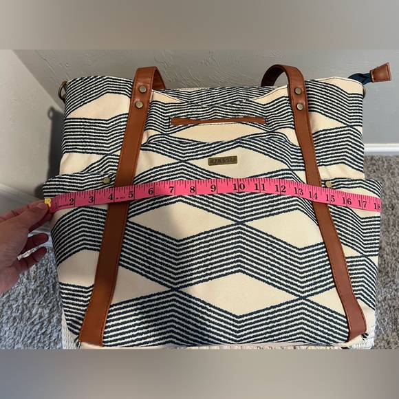Jj Cole Diaper Bag with Strap and Diaper pad - Picture 15 of 16